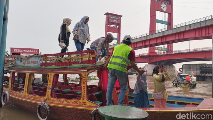 1766099072298-ketek-wisata-jadi-destinasi-warga-yang-ingin-keliling-ke-sungai-musi_169