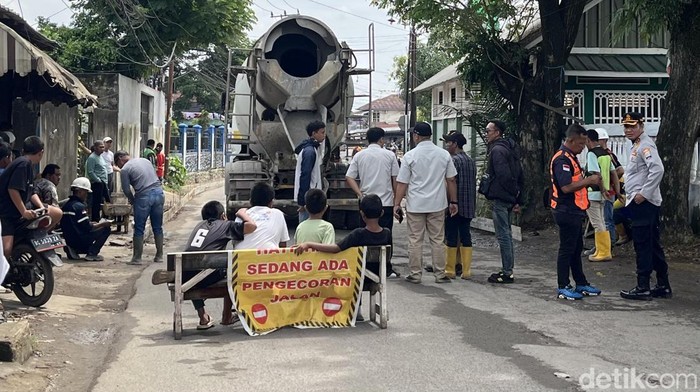 1766120752045-kondisi-terkini-penutupan-untuk-pengecoran-jl-kh-azhari-1765867501877_169