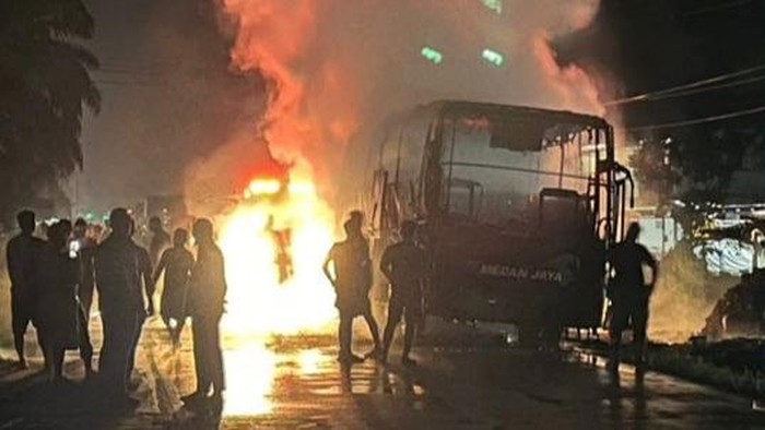 1766207114202-satu-unit-bus-terbakar-di-depan-polres-muratara-1766196149949_169