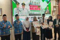 1766228750699-walkot-palembang-dan-jajaran-bank-sumsel-babel-saat-menyerahkan-tabungan-pesirah-junior-ke-pelajar-berprestasi-1766197197138_169