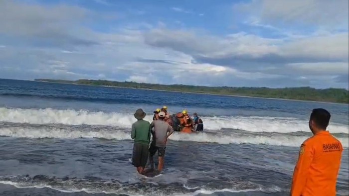 1766336730666-tim-sar-saat-mencari-korban-1766324070355_169