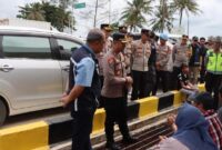 1766423112560-kapolres-babar-akbp-pradana-aditya-nugraha-dan-pju-berbincang-dengan-penumpang-di-pelabuhan-tanjung-kalian-1766411984227_169