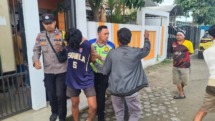 1766423129944-polisi-saat-menangkap-pelaku-pencurian-perhiasan-emas-di-pringsewu-1766387304183_169