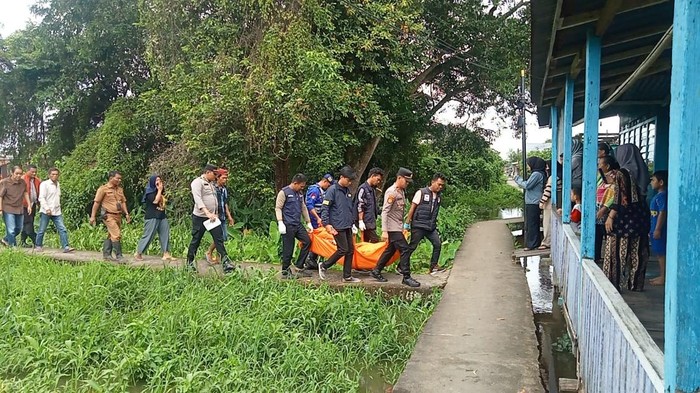 1766509549189-petugas-saat-mengevakuasi-jasad-korban-yang-ditemukan-tewas-di-rawa-dekat-rumahnya-1766484178502_169