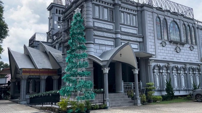 1766531084643-pohon-natal-di-gereja-st-mary-cathedral-parish-palembang-dari-botol-plastik-1766509051365_169