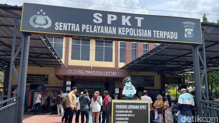 1766531085138-suasana-pelayanan-skck-dan-sim-di-polrestabes-palembang-1766489207705_169