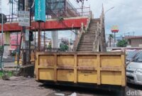 1766552761417-kondisi-bak-sampah-tepat-di-bawah-jpo-km-5-palembang-1766545070903_169