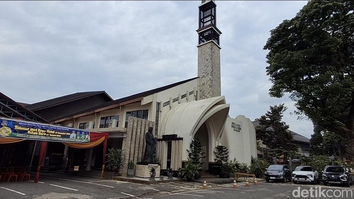 1766574358024-gereja-santo-yoseph-palembang-jelang-misa-natal-1766564635347_169