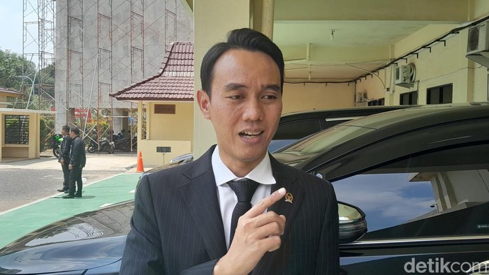 1766725550553-sekretaris-dpd-partai-demokrat-sumsel-muchendi-mahzareki_169