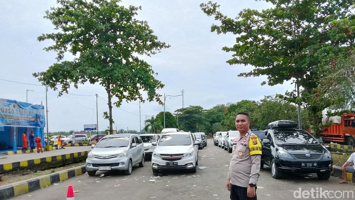 1766876666617-petugas-saat-mengatur-kendaraan-di-pelabuhan-tanjung-api-api-1766824196020_169