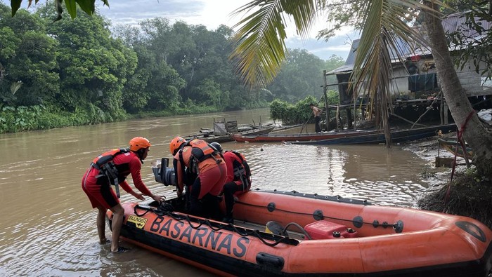 1766919931984-tim-sar-palembang-terus-melakukan-pencarian-terhadap-bocah-yang-tenggelam-di-aliran-sungai-komering-oki-1766911276801_169