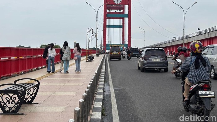 1766984781592-wisatawan-berswafoto-di-jembatan-ampera-palembang-1743575522106_169