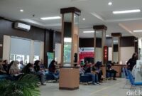 1767027926152-kondisi-ramainya-antrian-warga-di-luar-kantor-dukcapil-demang-lebar-daun-palembang-1767008543528_169