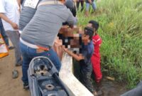 1767027934335-anggota-polisi-dan-pmi-palembang-mengevakuasi-jenazah-korban-1767013228503_169