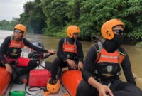 1767071146837-tim-sar-saat-mencari-pria-di-oku-timur-yang-dilapor-tenggelam-1767066579924_169
