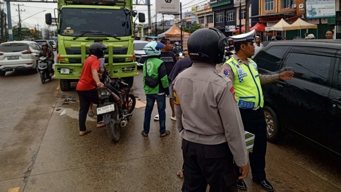 1767092776815-polisi-mengecek-tkp-pemotor-yang-tewas-usai-adu-kambing-dengan-truk-di-palembang-1767085216676_169