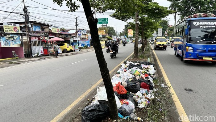 1767092782579-tumpukan-sampah-berada-di-pembatas-jalan-di-kawasan-kertapati-palembang-1767075899162_169