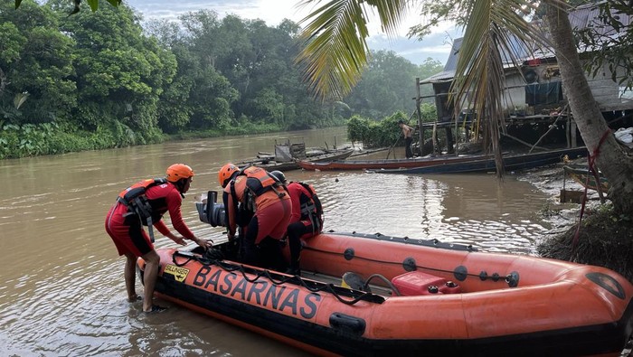 1767114338358-petugas-saat-melakukan-pencarian-terhadap-korban-yang-tenggelam-di-sungai-komering-oki-1767099040357_169
