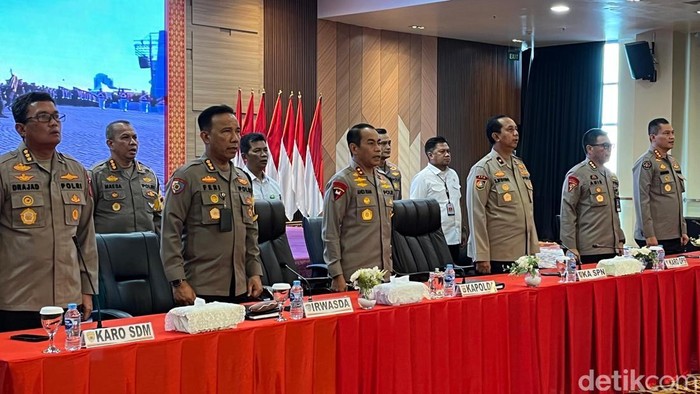 1767179162855-kapolda-sumsel-irjen-andi-rian-djajadi-saat-menyampaikan-pers-rilis-akhir-tahun-2025-1767158538692_169