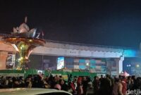 1767200733923-warga-palembang-padati-kawasan-jembatan-ampera-jelang-malam-pergantian-tahun-1767198275785_169