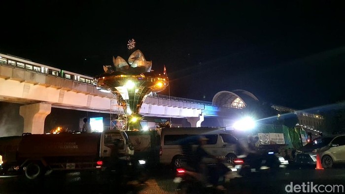 1767200736615-warga-mulai-memadati-area-jembatan-ampera-saat-perayaan-malam-tahun-baru-2026-1767192544259_169