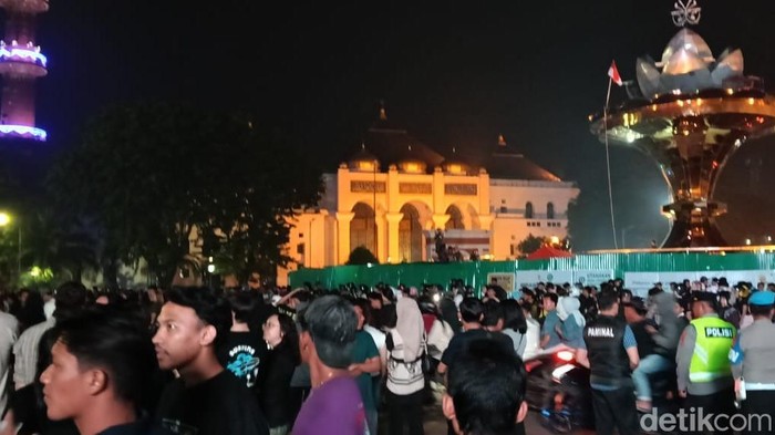 1767222290464-warga-bereuforia-merayakan-pergantian-malam-tahun-baru-di-palembang-1767200587230_169