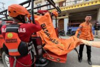 1767287125947-tim-sar-membawa-jenazah-rezeki-ke-rumah-duka-1767254347881_169