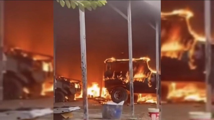1767416788795-video-viral-saat-terjadi-kebakaran-di-sebuah-bengkel-di-palembang-1767370103717_169