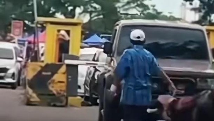1767546303347-viral-pengedara-mobil-diminta-bayar-rp-20-ribu-saat-parkir-di-kawasan-bkb-palembang-1767444982953_169
