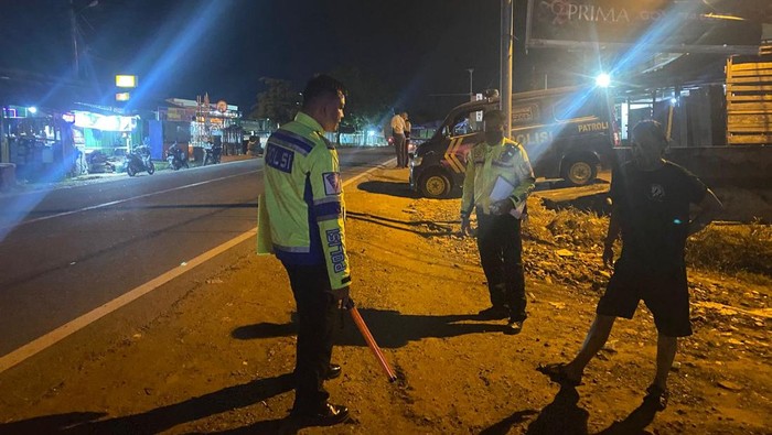 1767546310582-polisi-melakukan-pengecekan-tkp-kecelakaan-mobil-tabrak-lari-di-jalan-lingkar-barat-ii-kota-jambi-1767517571502_169