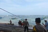 1767611205284-tim-sar-membawa-jenazah-wisatawan-yang-hanyut-terbawa-ombak-1767596616836_169