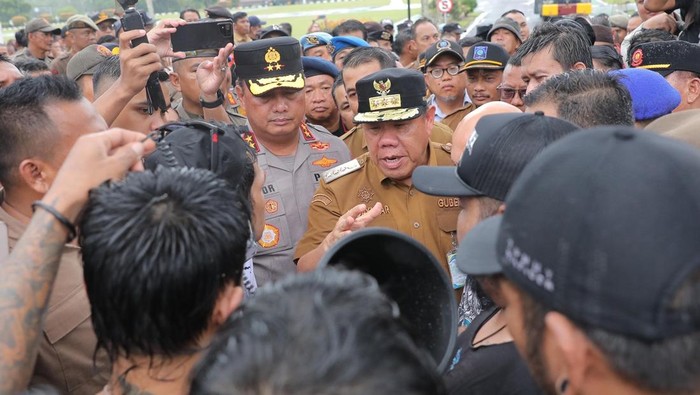 1767675944042-gubernur-babel-hidayat-arsani-dan-kapolda-babel-irjen-pol-viktor-t-sihombing-temui-massa-aksi-1767658880213_169
