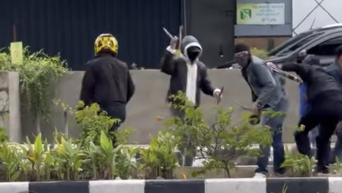 1767697544692-aksi-saling-serang-pakai-sajam-di-depan-salah-satu-mal-palembang-viral-di-media-sosial-1767689641962_169