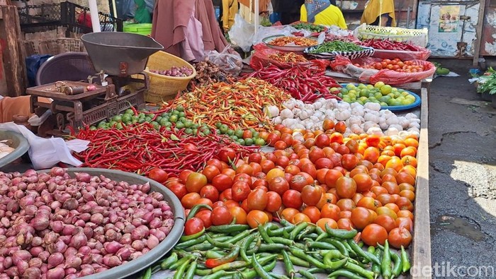 1767697550191-ilustrasi-tomat-hingga-cabai-rawit-menjadi-salah-satu-penyumbang-inflasi-pada-juni-2025-foto-nathea-citradetikbali-1751375344833_169