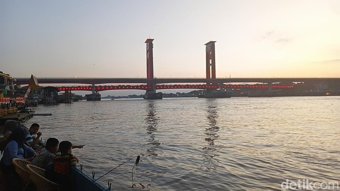 1767697551546-jembatan-sungai-musi-saat-senja-dilihat-dari-kedai-sedolor-mancing-palembang-1756217673195_169