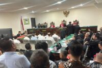 1767719132857-12-terdakwa-korupsi-tambang-batu-bara-di-bengkulu-jalani-sidang-perdana-1767700114794_169