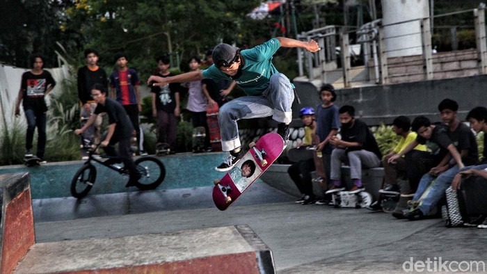 1767740703695-aksi-para-skateboard-di-tengah-pandemi-covid-19_169