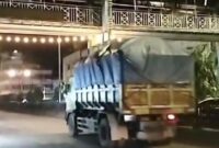 1767762366533-truk-batu-bara-masih-bebas-berkeliaran-di-pusat-kota-lubuklinggau-1767605717727_169