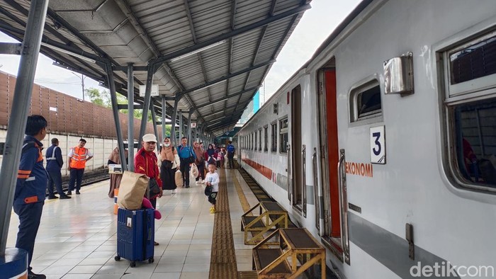 1767762369324-pemudik-dari-stasiun-kertapati-palembang-mulai-ramai-memasuki-libur-nataru_169