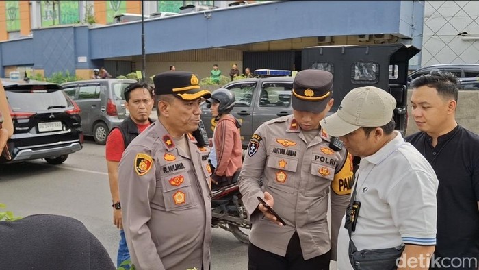 1767762379491-polisi-mendatangi-tkp-terjadinya-aksi-saling-serang-menggunakan-sajam-di-palembang-1767696964843_169