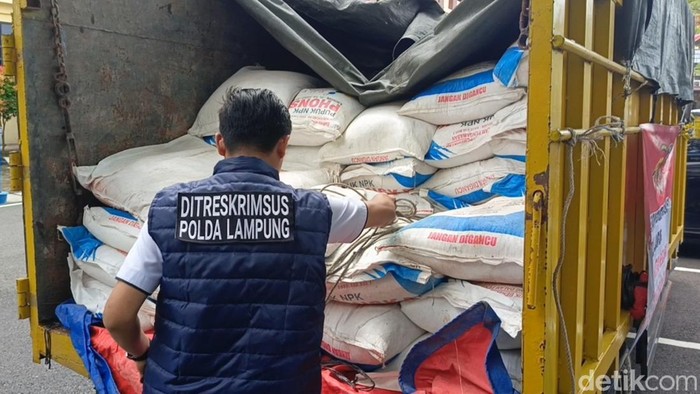 1767783968440-penampakan-pupuk-subsidi-yang-disalahgunakan-1767771520766_169