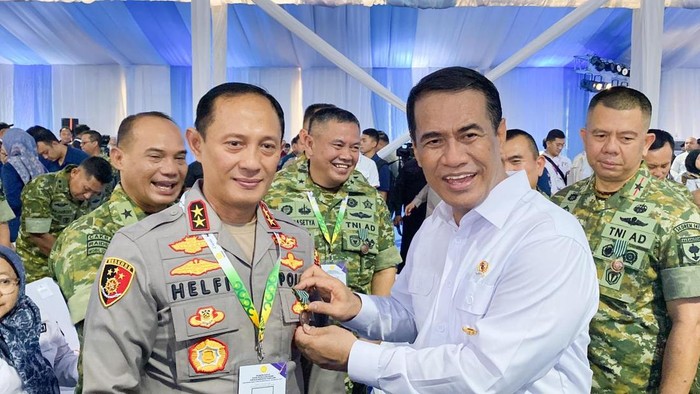 1767805543799-kapolda-lampung-irjen-pol-helfi-assegaf-menerima-penghargaan-satyalancana-wira-karya-dari-presiden-ri-prabowo-subianto-1767782282862_169