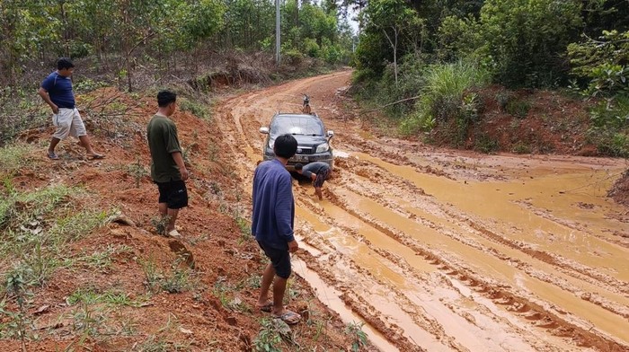 1767805548086-jalan-di-muara-lakitan-musi-rawas-rusak-parah-hingga-membuat-dia-desa-terisolir-1767781018523_169