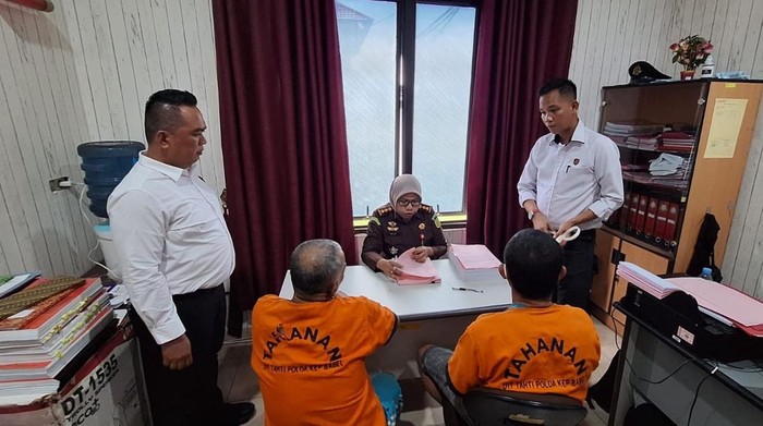 1767805550514-penyidik-melimpahkan-2-tersangka-dan-berkas-perkara-pengoplosan-gas-1767786821440_169