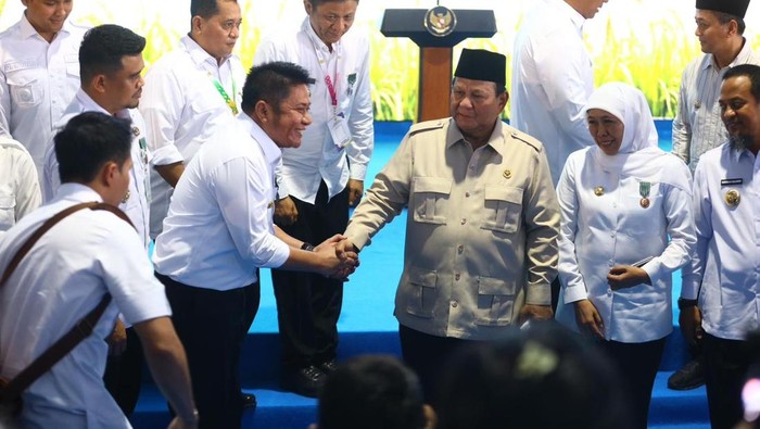 1767827104324-penghargaan-diserahkan-presiden-pada-acara-panen-raya-dan-pengumuman-swasembada-pangan-nasional-di-jawa-barat-rabu-712026-1767786811119_169
