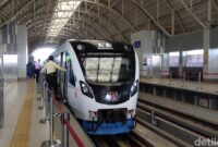 1767848742847-selama-ramadan-penumpang-diperbolehkan-minun-dan-makan-ringan-di-lrt-sumsel-untuk-batalkan-puasa_169