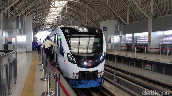 1767848742847-selama-ramadan-penumpang-diperbolehkan-minun-dan-makan-ringan-di-lrt-sumsel-untuk-batalkan-puasa_169