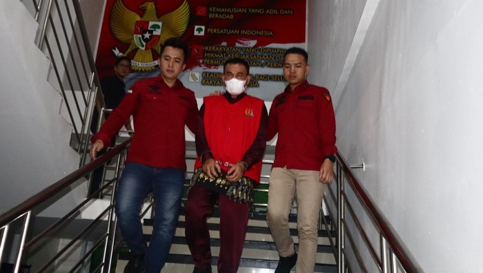 1767848762366-anggota-dprd-ogan-ilir-aktif-yansori-ditahan-kejari-ogan-ilir-atas-kasus-dugaan-penyerobotan-tanah-negara-1767834233548_169