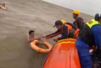 1767870344615-tim-sar-selamatkan-tiga-korban-kapal-tenggelam-di-peraiaran-kuala-duri-jambi-1767847867839_169