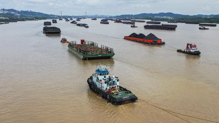 1767956762786-potret-lalu-lintas-muatan-batu-bara-di-sungai-mahakam-samarinda-1_169
